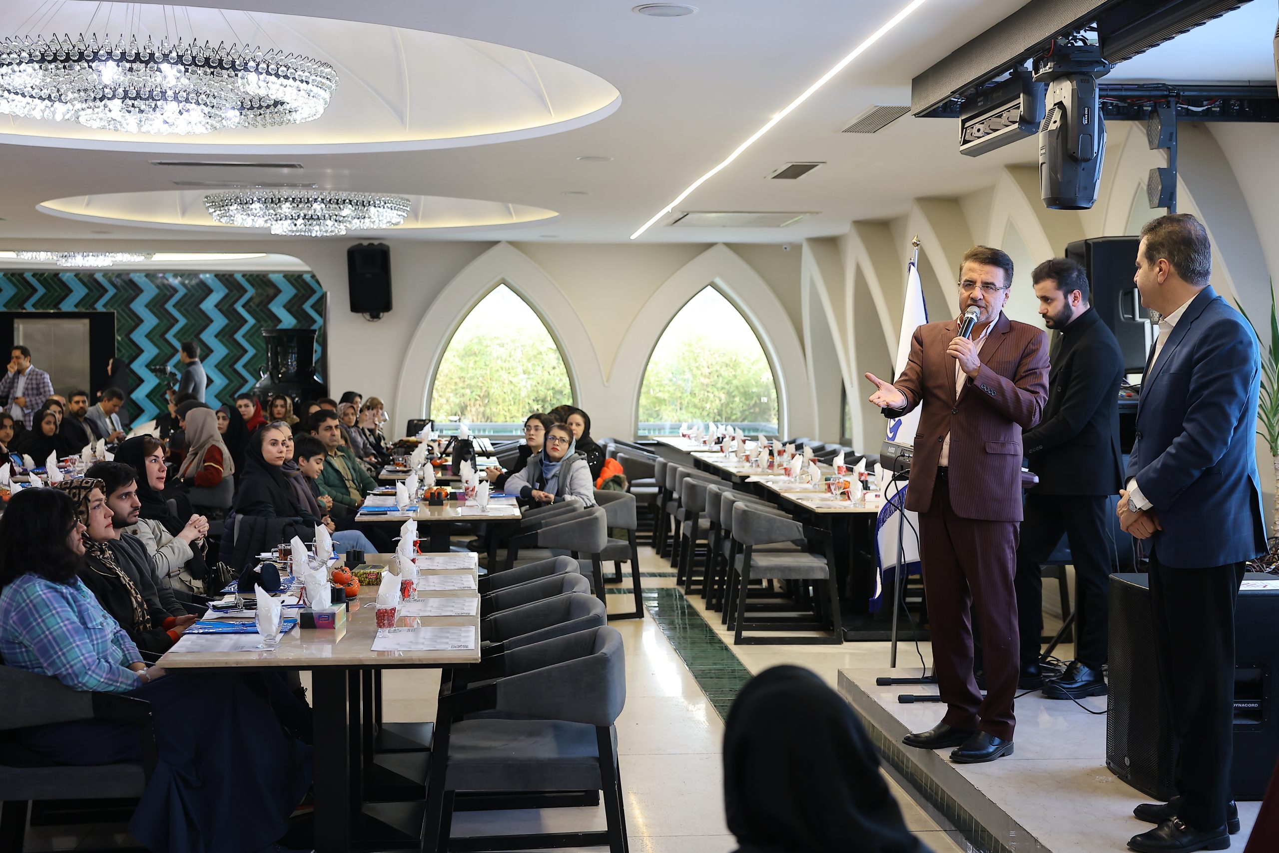 تصویر مجری آقای احمدی